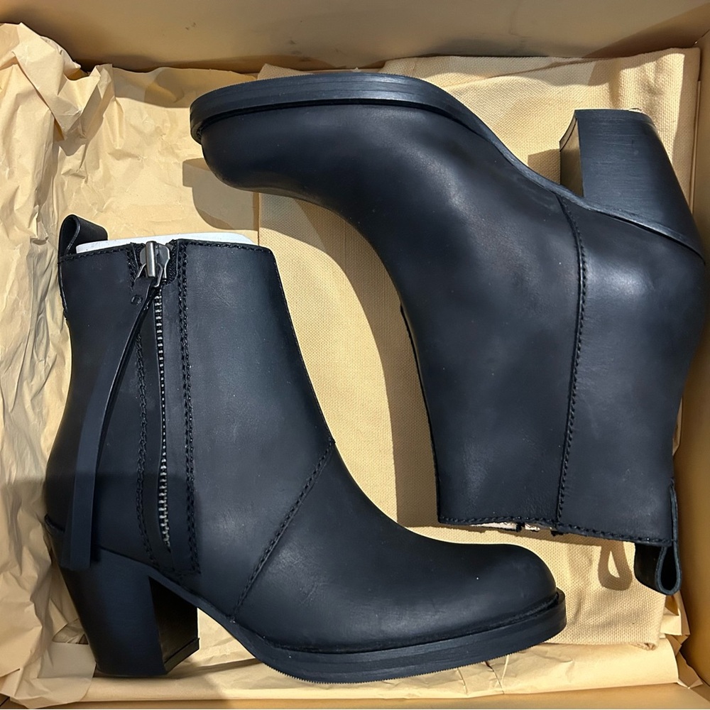 BNIB Acne Pistol leather boots Size 35